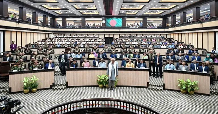 কর্মকর্তা-কর্মচারীদের সঙ্গে প্রধান উপদেষ্টার ফটোসেশন